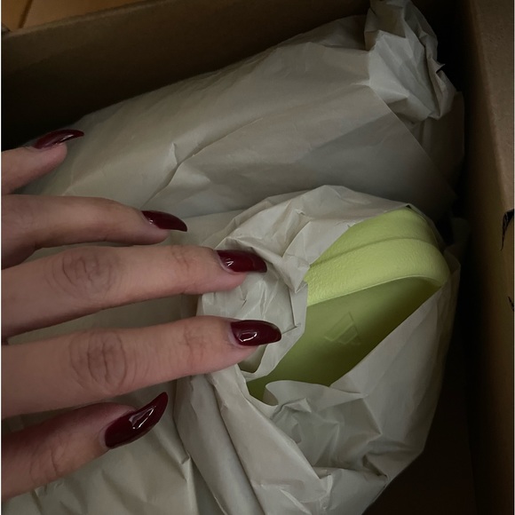 ❌SOLD❌ADIDAS YEEZY SLIDE GLOW GREEN 2022 - Picture 4 of 4